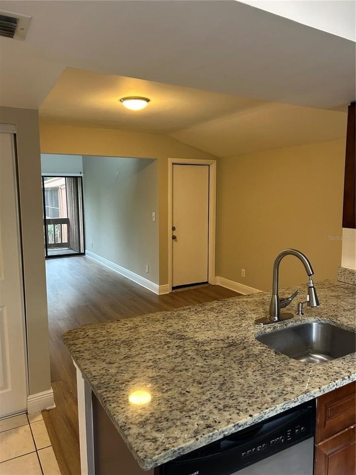 958 E Michigan St #B - Photo 6 of 30