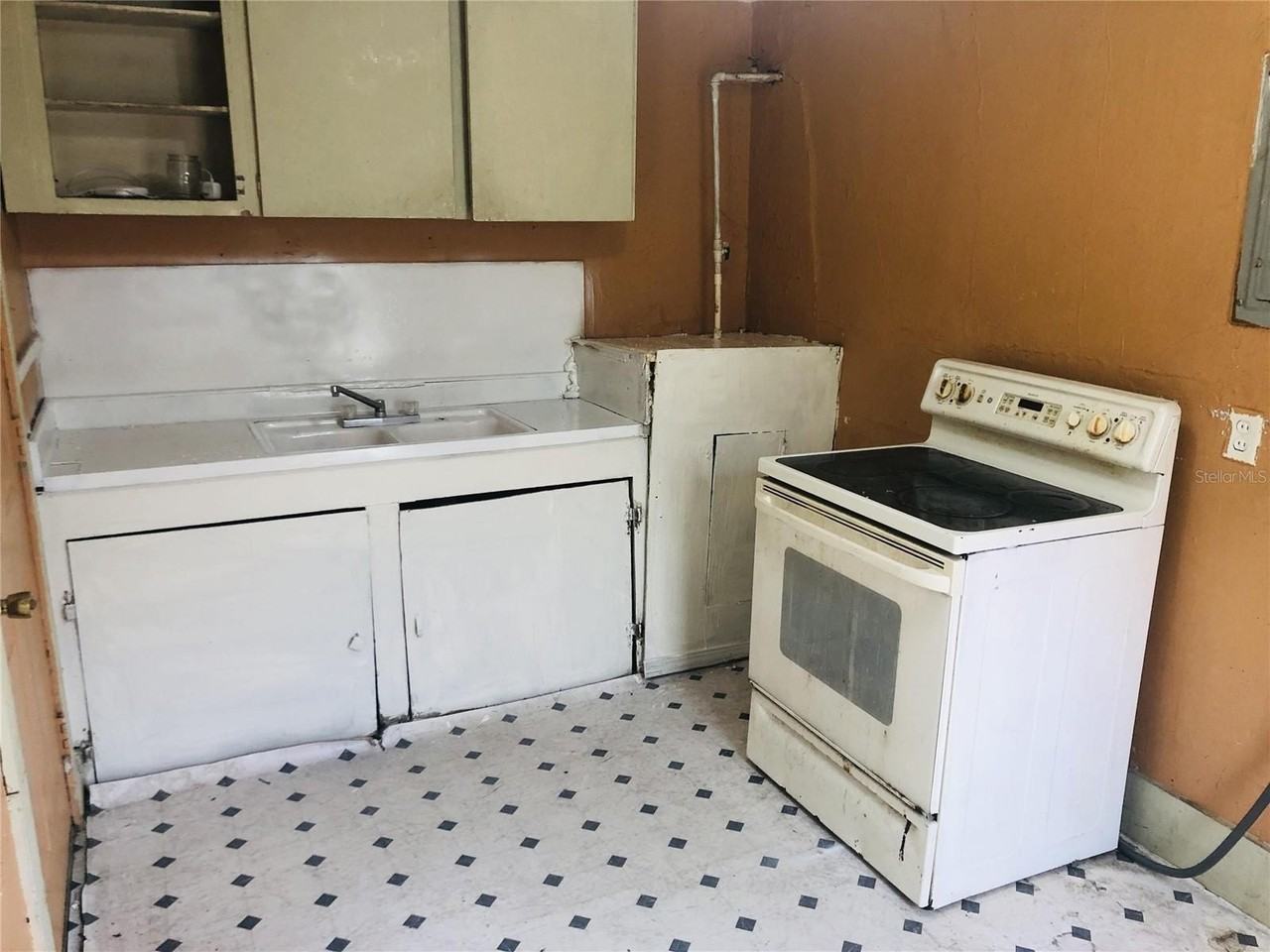 2551 Calvin St - Photo 3 of 9