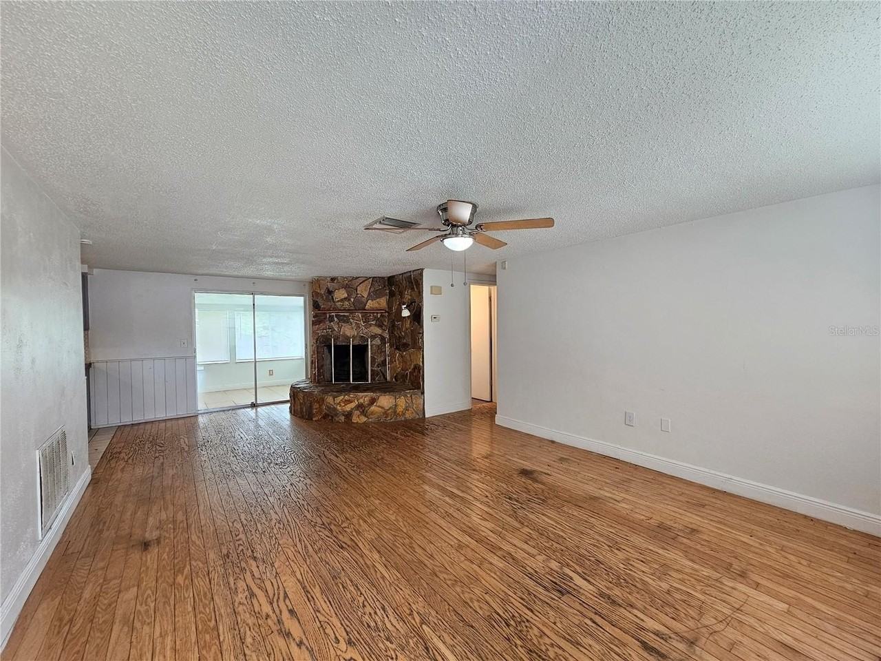 15812 Sea Pines Dr - Photo 3 of 20