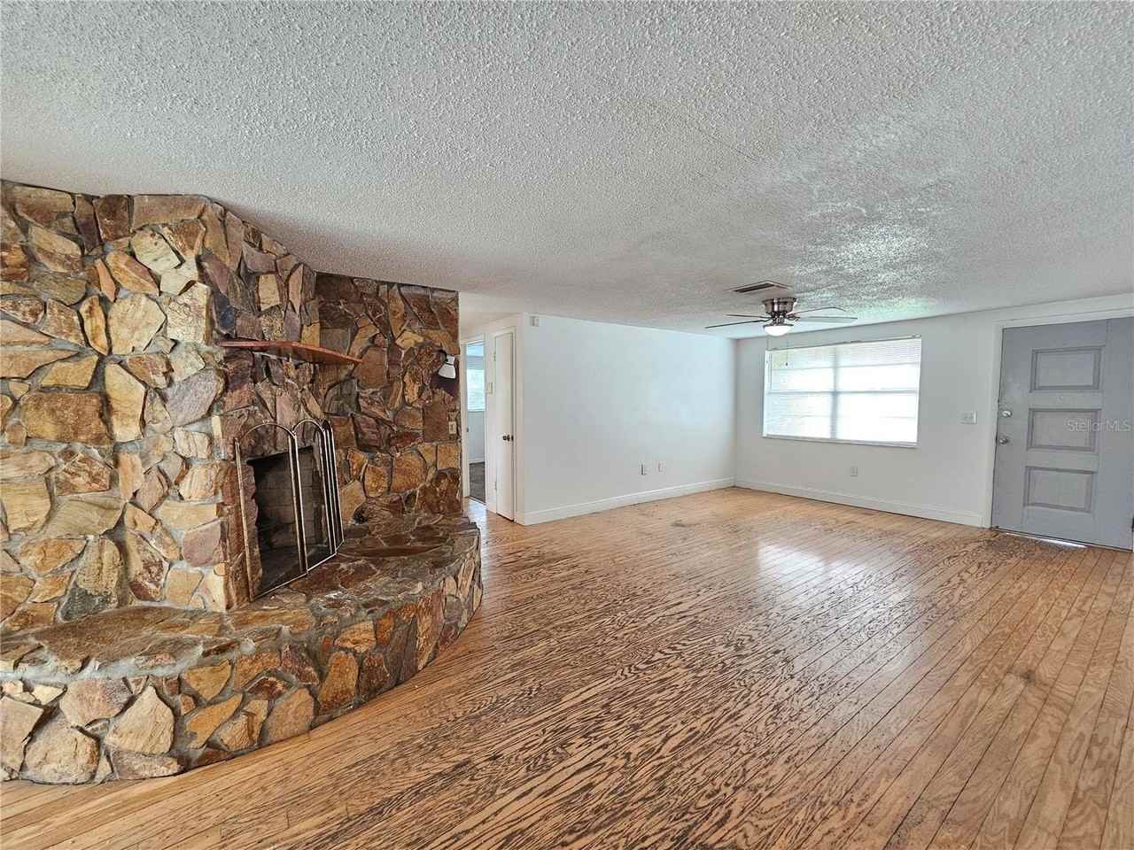 15812 Sea Pines Dr - Photo 4 of 20