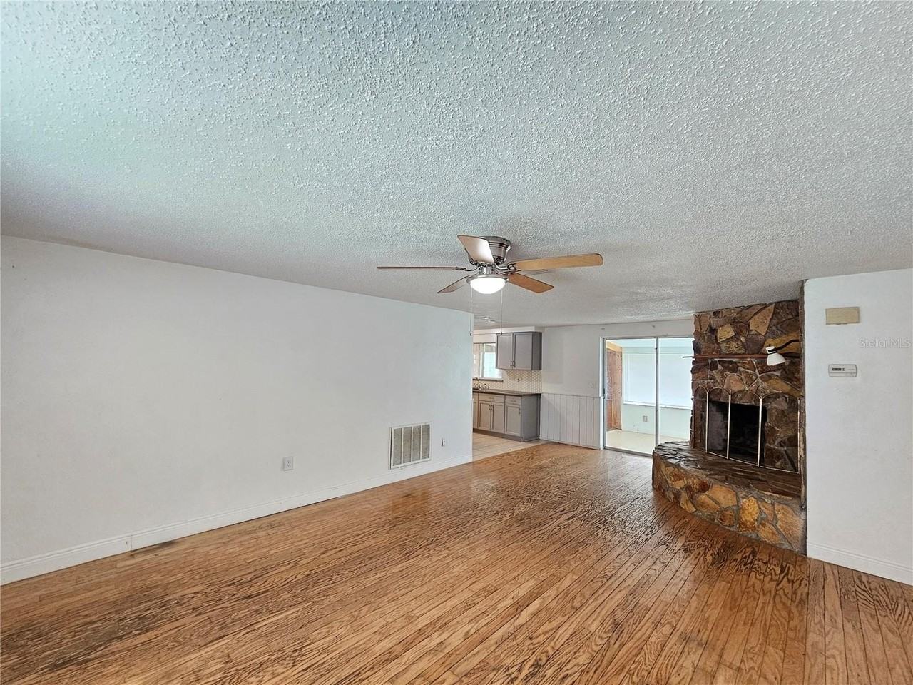 15812 Sea Pines Dr - Photo 5 of 20