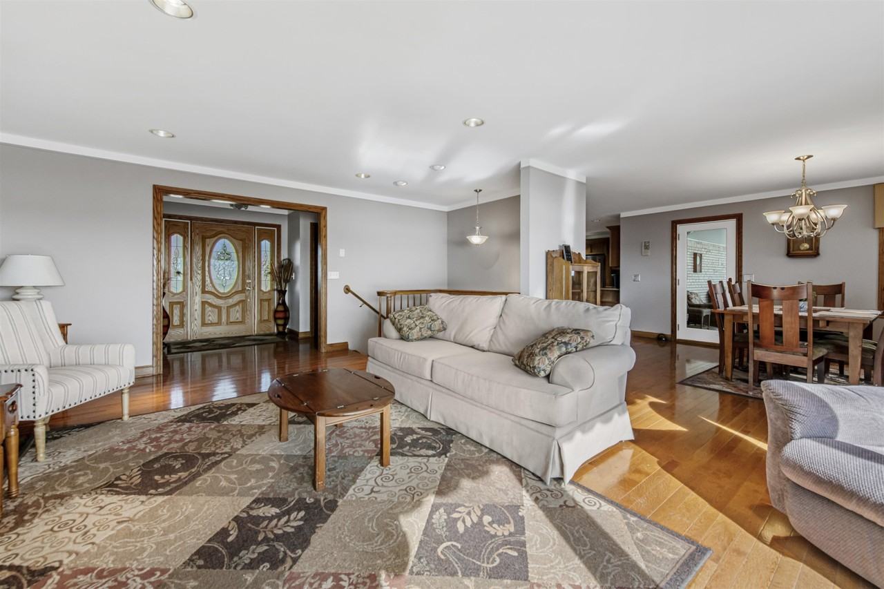 4583 Chamberlain St - Photo 5 of 38