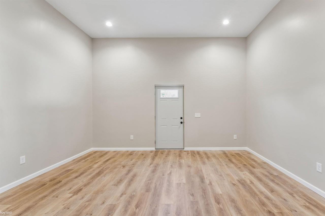 12003 N Saginaw St - Photo 2 of 8