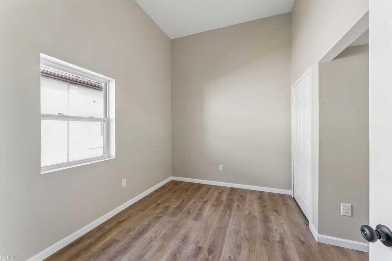 12003 N Saginaw St - Photo 6 of 8