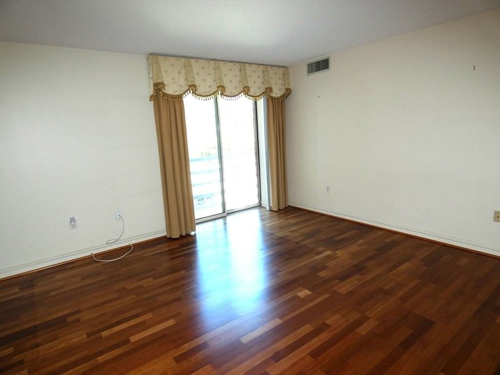 380 Place Ln Unit 380 - Photo 5 of 26