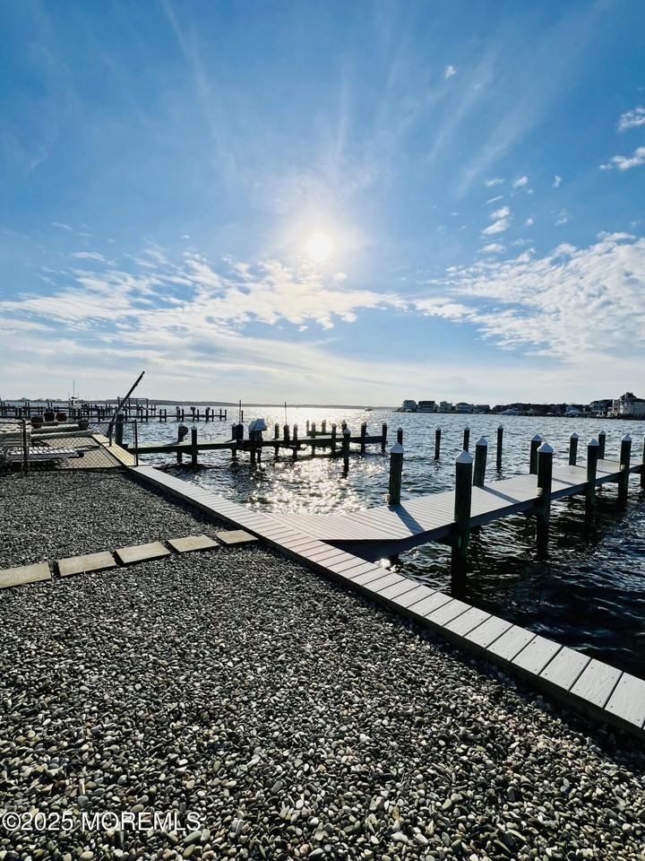 517 Bayview Dr - Photo 2 of 25