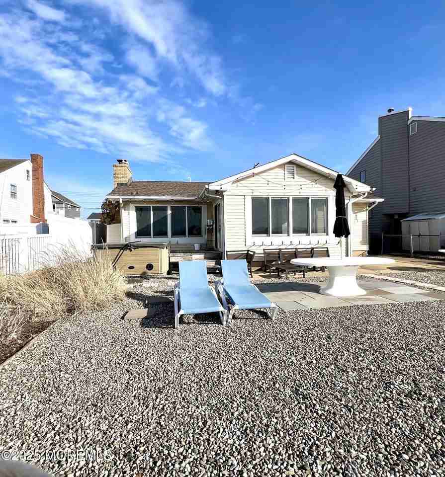 517 Bayview Dr - Photo 3 of 25