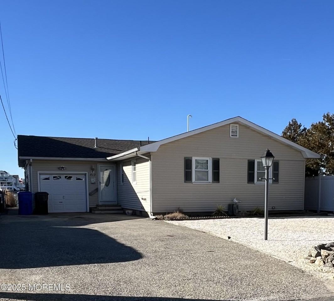 517 Bayview Dr - Photo 4 of 25