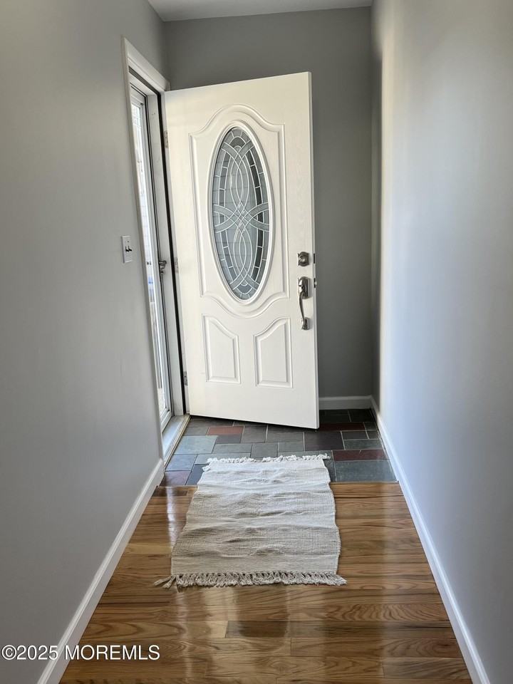 517 Bayview Dr - Photo 5 of 25