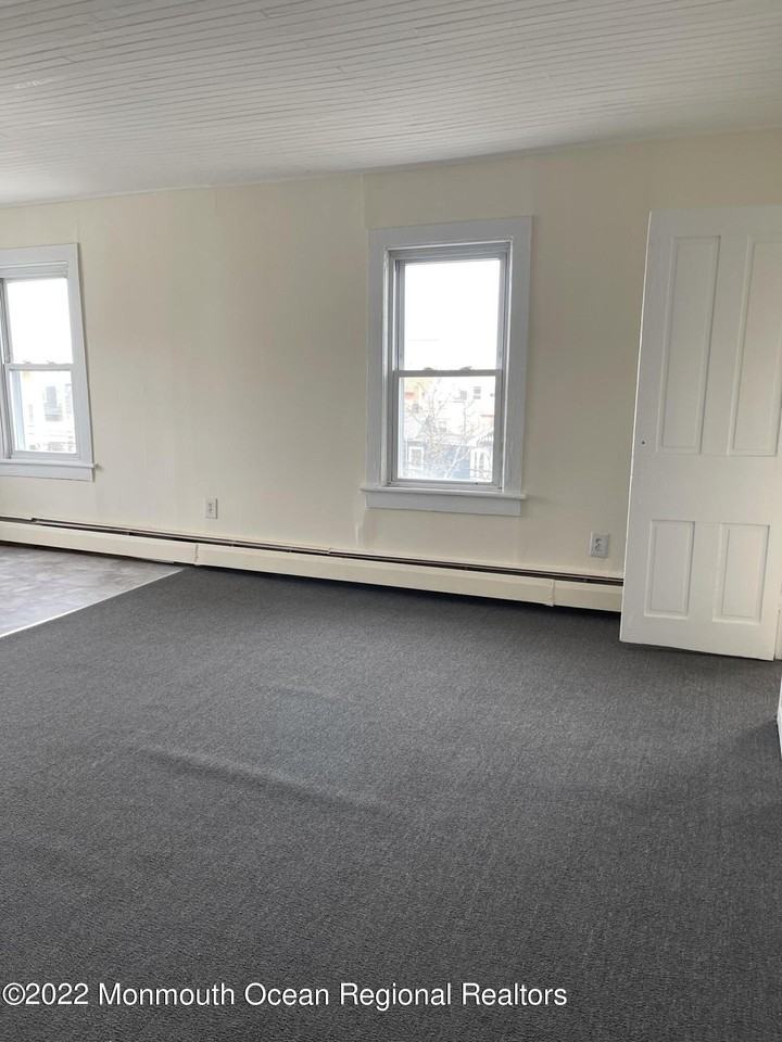 43 Webb Ave Apt E - Photo 2 of 9