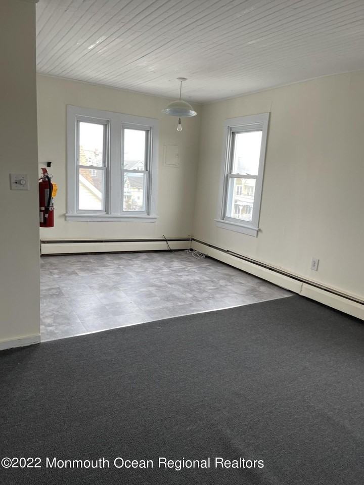 43 Webb Ave Apt E - Photo 3 of 9