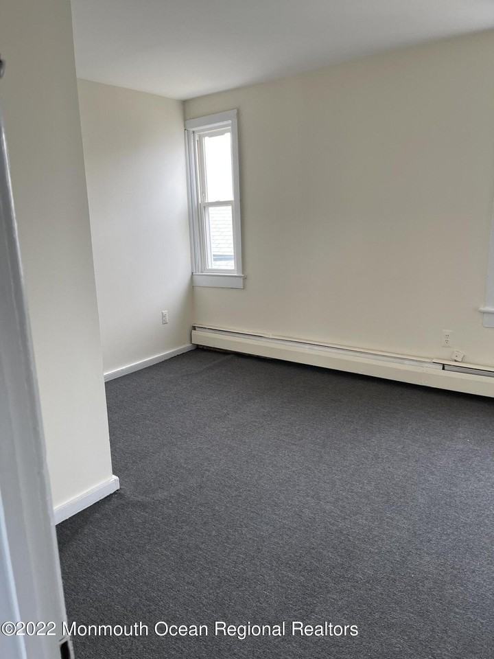 43 Webb Ave Apt E - Photo 4 of 9