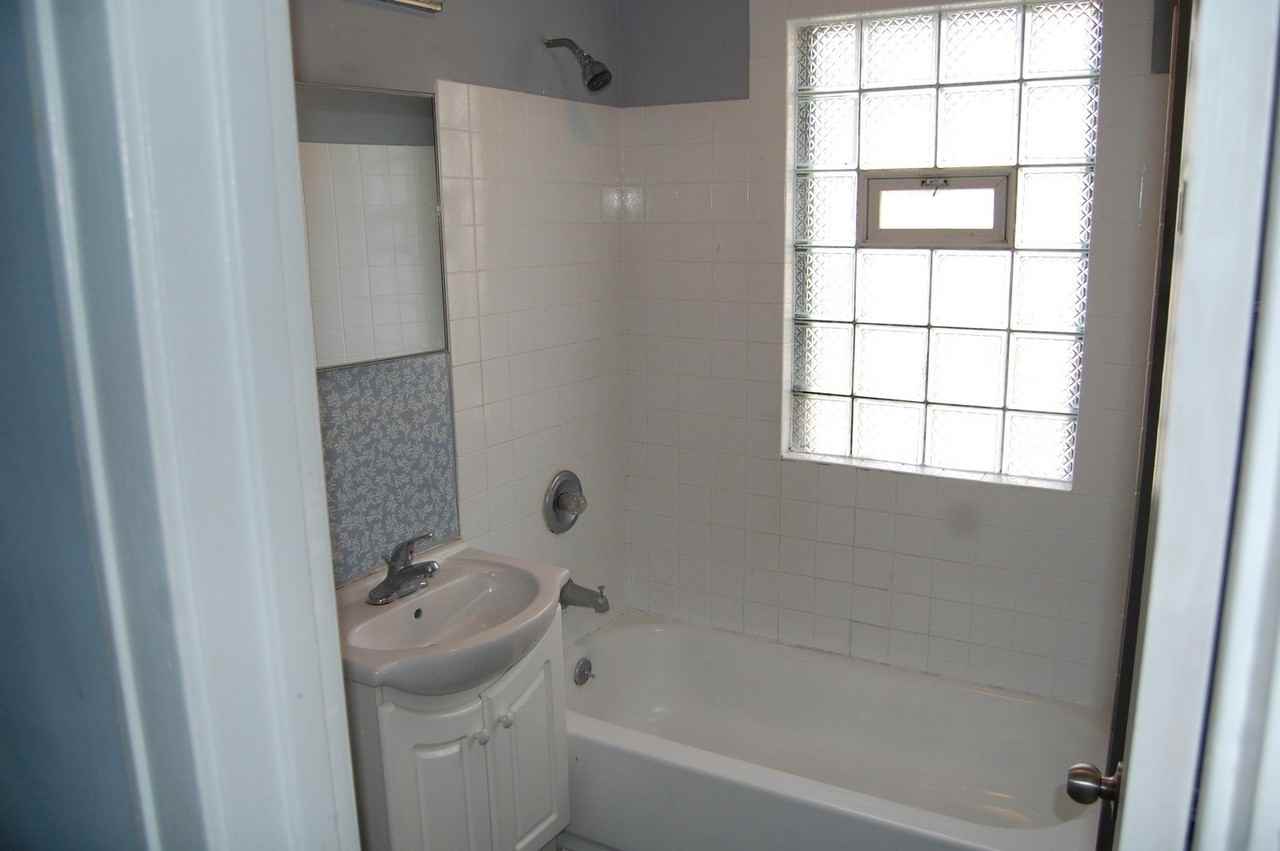 430 S Monterey Ave - Photo 7 of 19