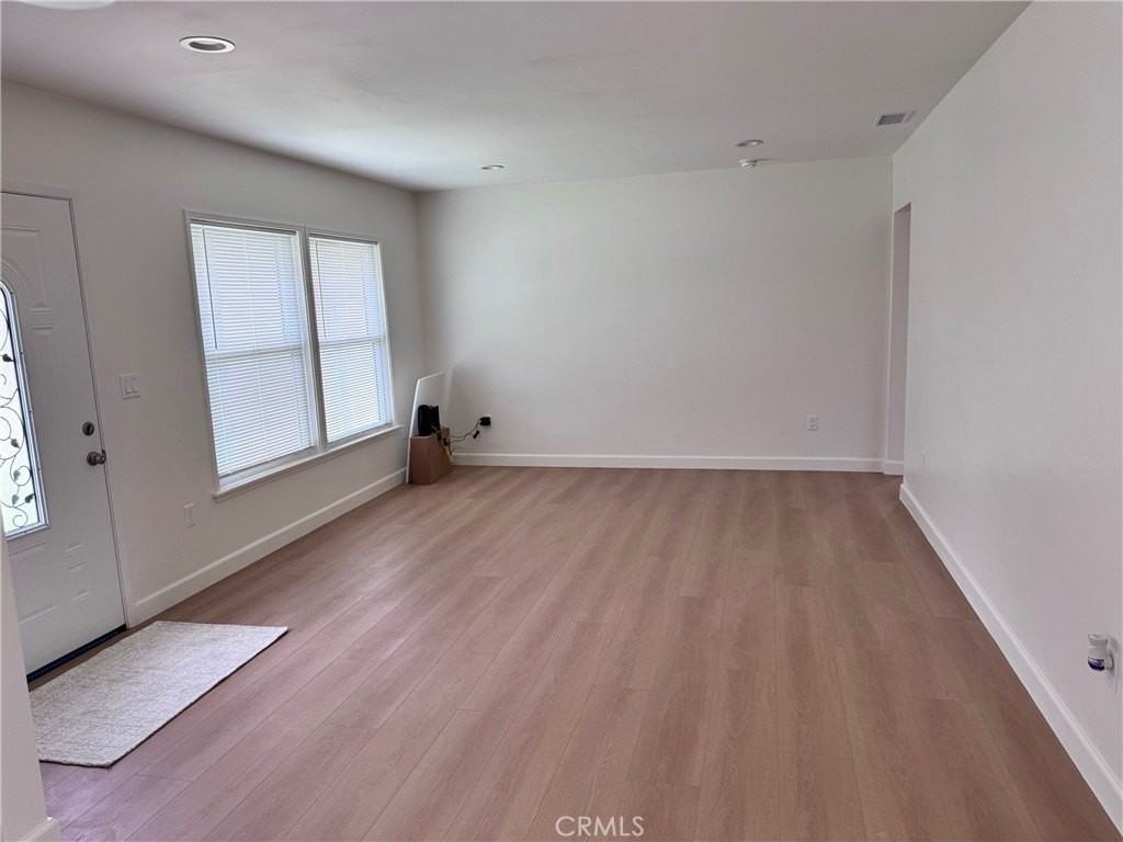 6838 Amestoy Ave - Photo 7 of 15