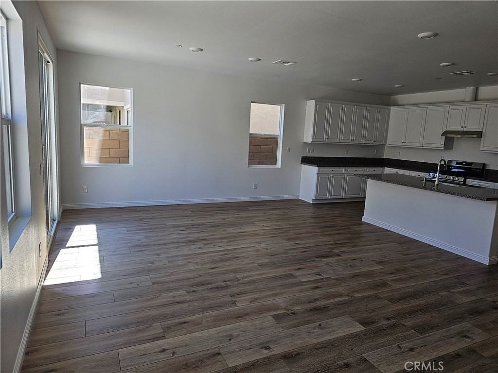 4725 S Scott Way - Photo 4 of 29