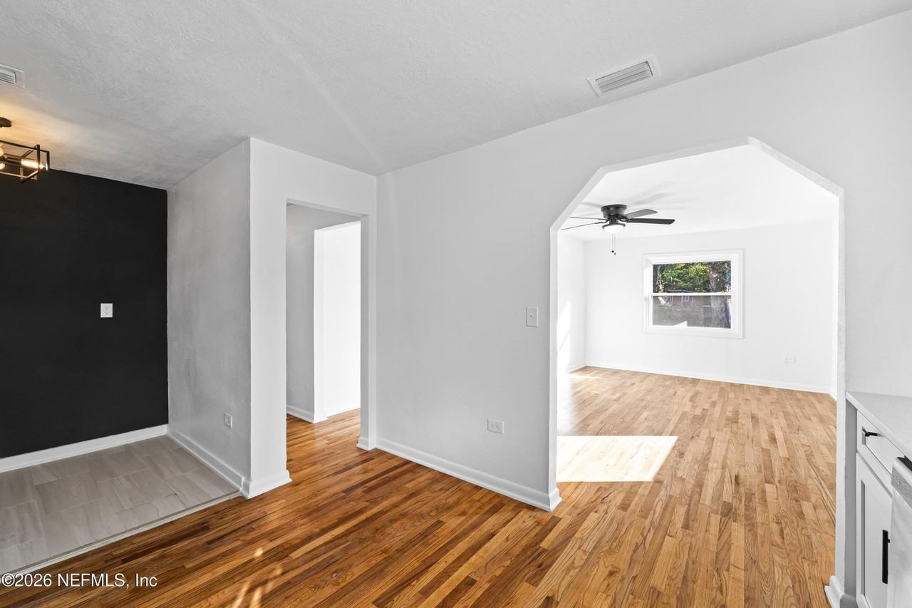 2389 Hilly Rd - Photo 5 of 23