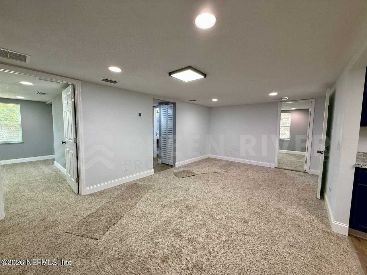 403 S Highland Ave - Photo 4 of 25