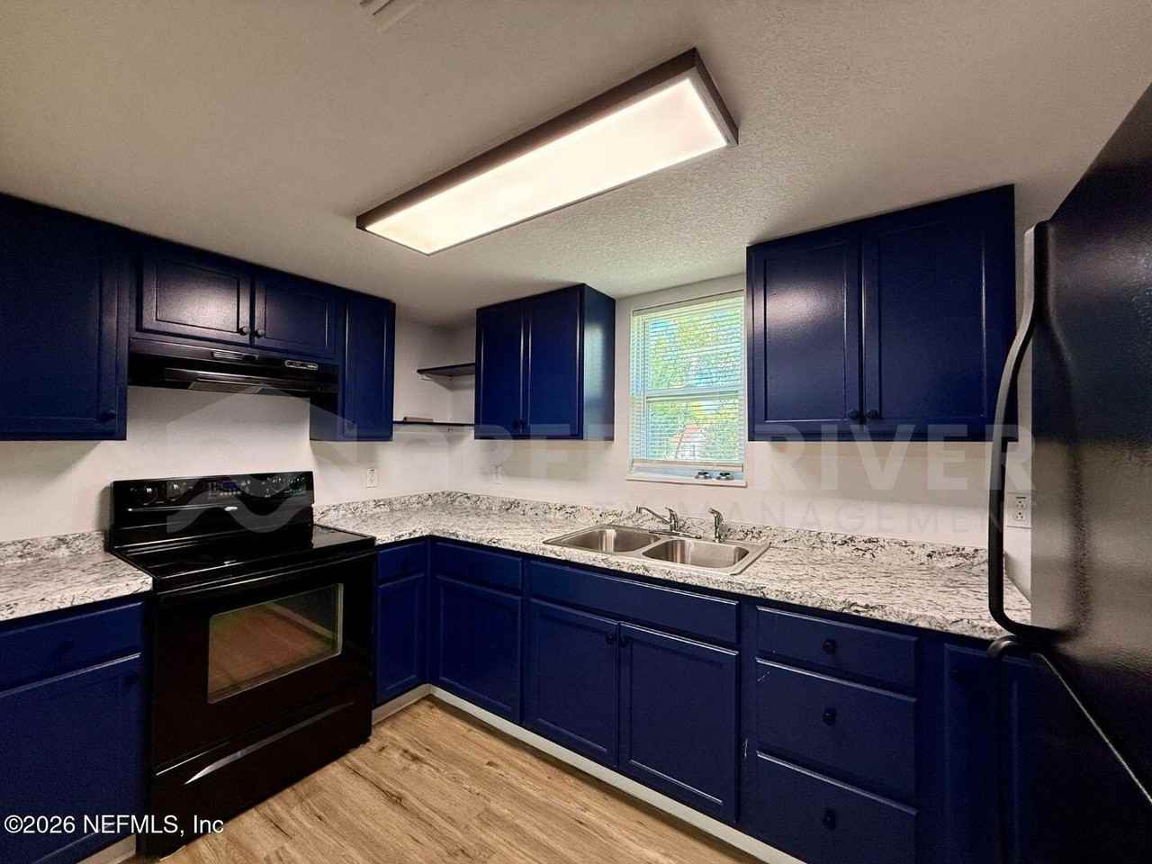 403 S Highland Ave - Photo 5 of 25