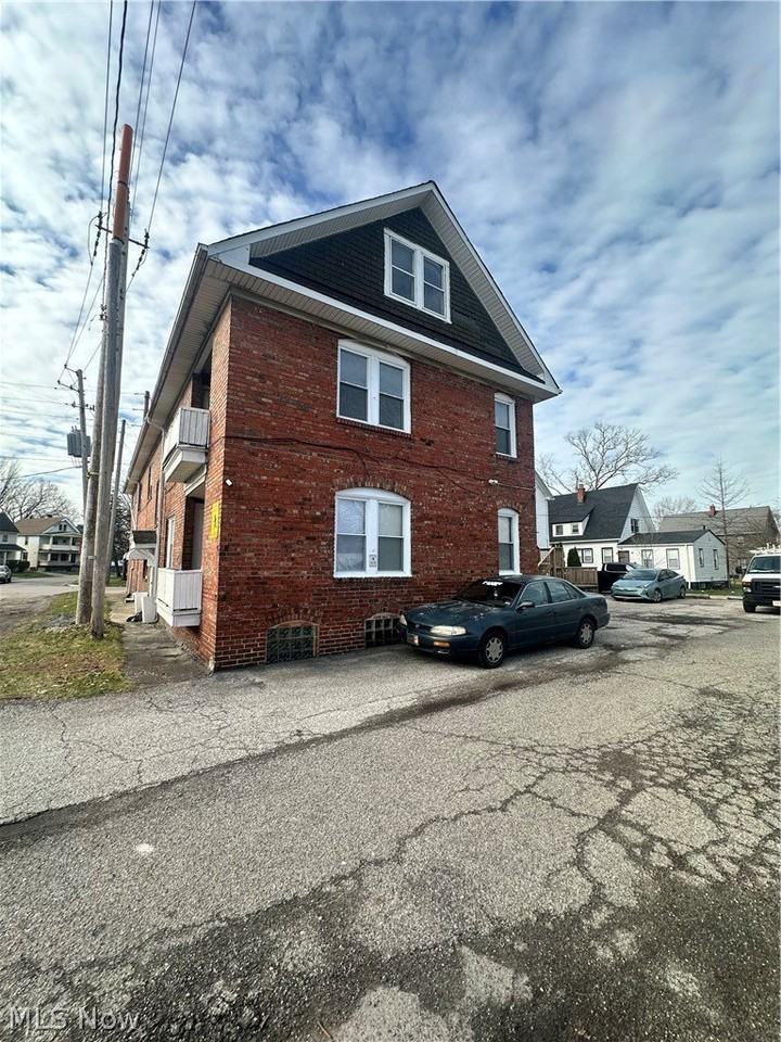 837 Wayside Rd Apt 2 - Photo 2 of 11