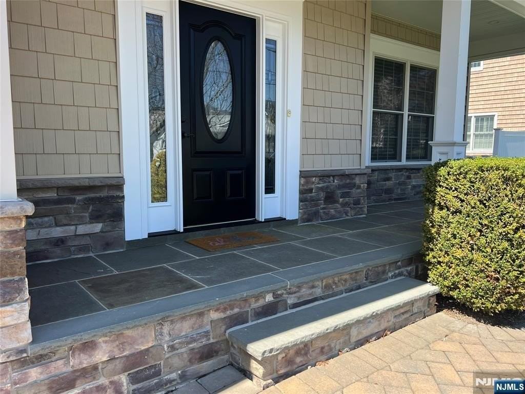 1 Lindy Pl - Photo 4 of 33