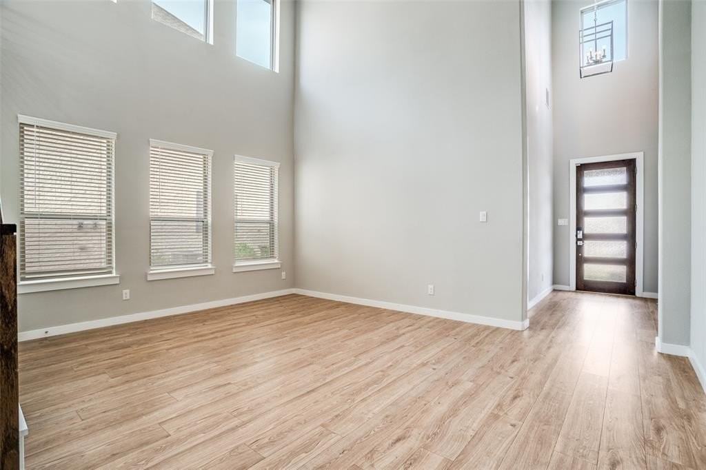 1291 Crescent Ln - Photo 3 of 25