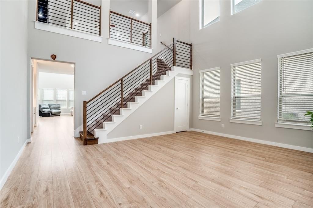 1291 Crescent Ln - Photo 4 of 25