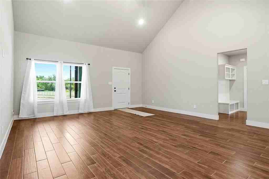 101 Monarch Ln - Photo 3 of 17