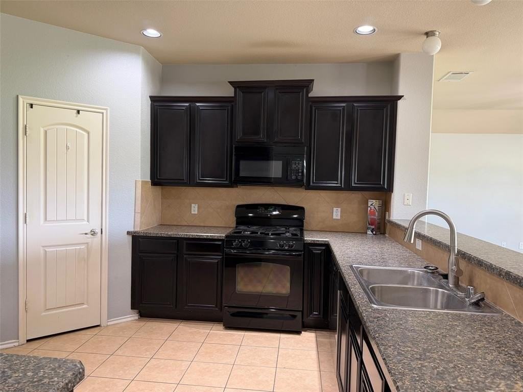 905 Golden Bear Ln - Photo 7 of 20