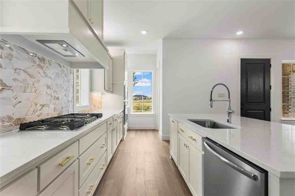 15668 Gladeside Ave - Photo 4 of 35