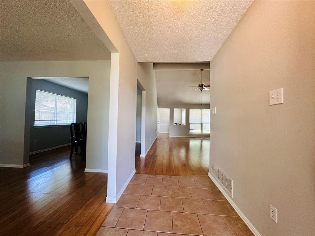 3117 Kingswood Dr - Photo 4 of 40