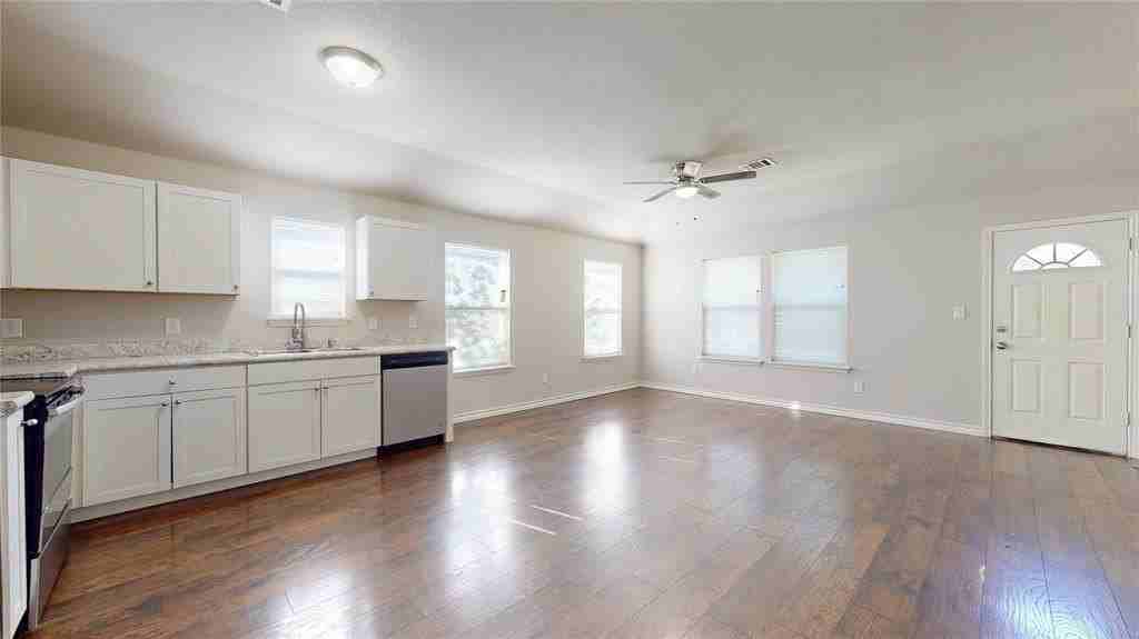 2104 Daniel St - Photo 4 of 12