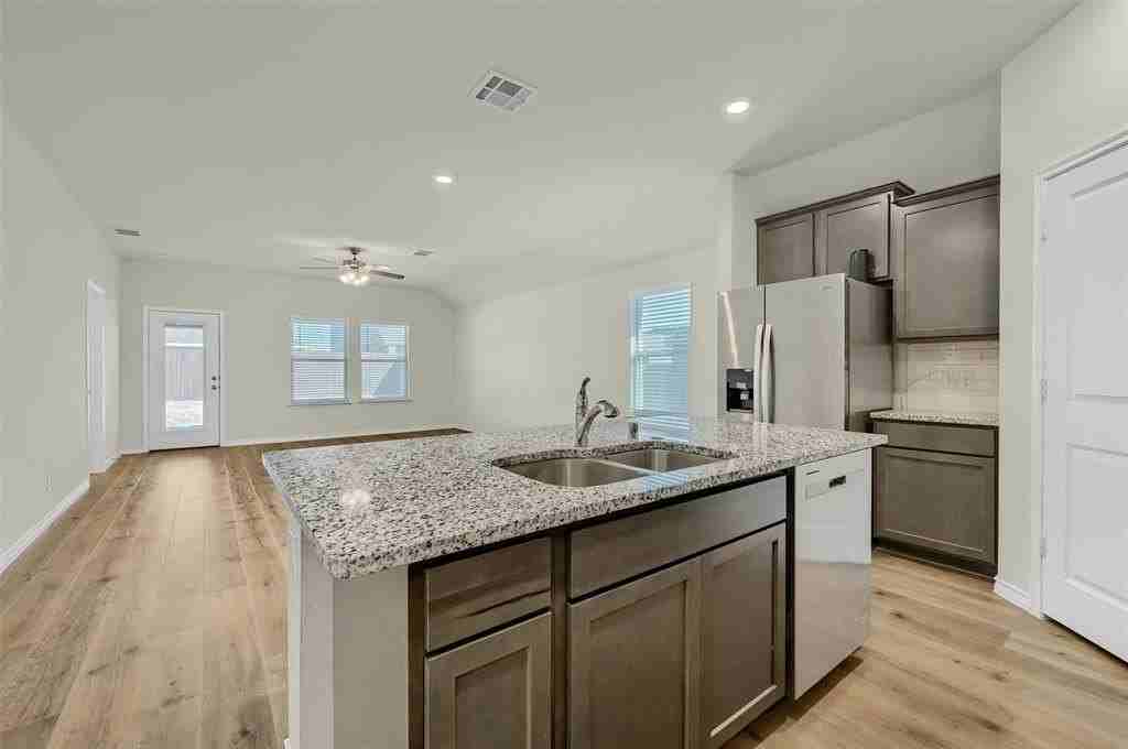 804 Honey Maple St - Photo 7 of 38