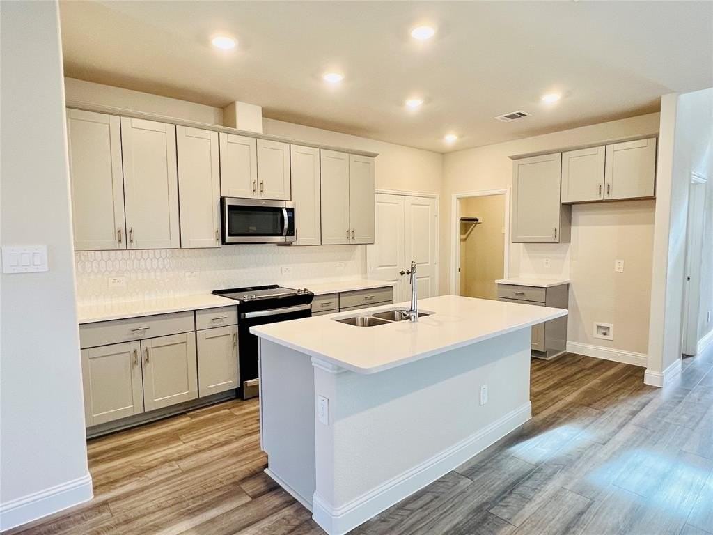 3208 Sedge Grass Dr - Photo 3 of 32