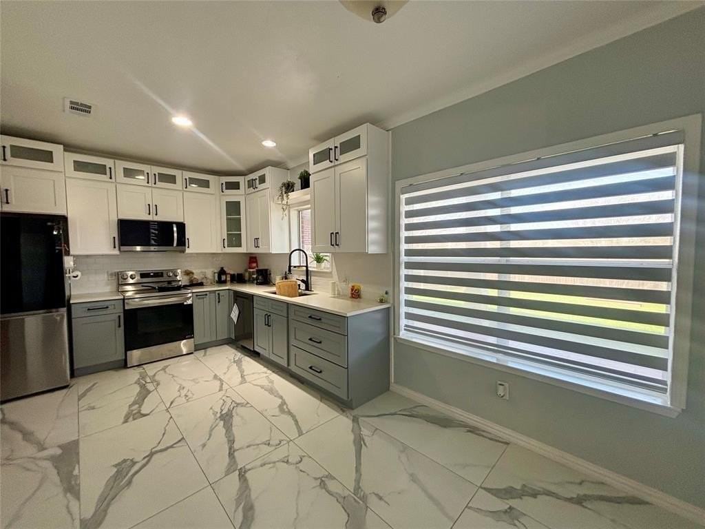 8640 Arcadia Park Dr - Photo 2 of 20