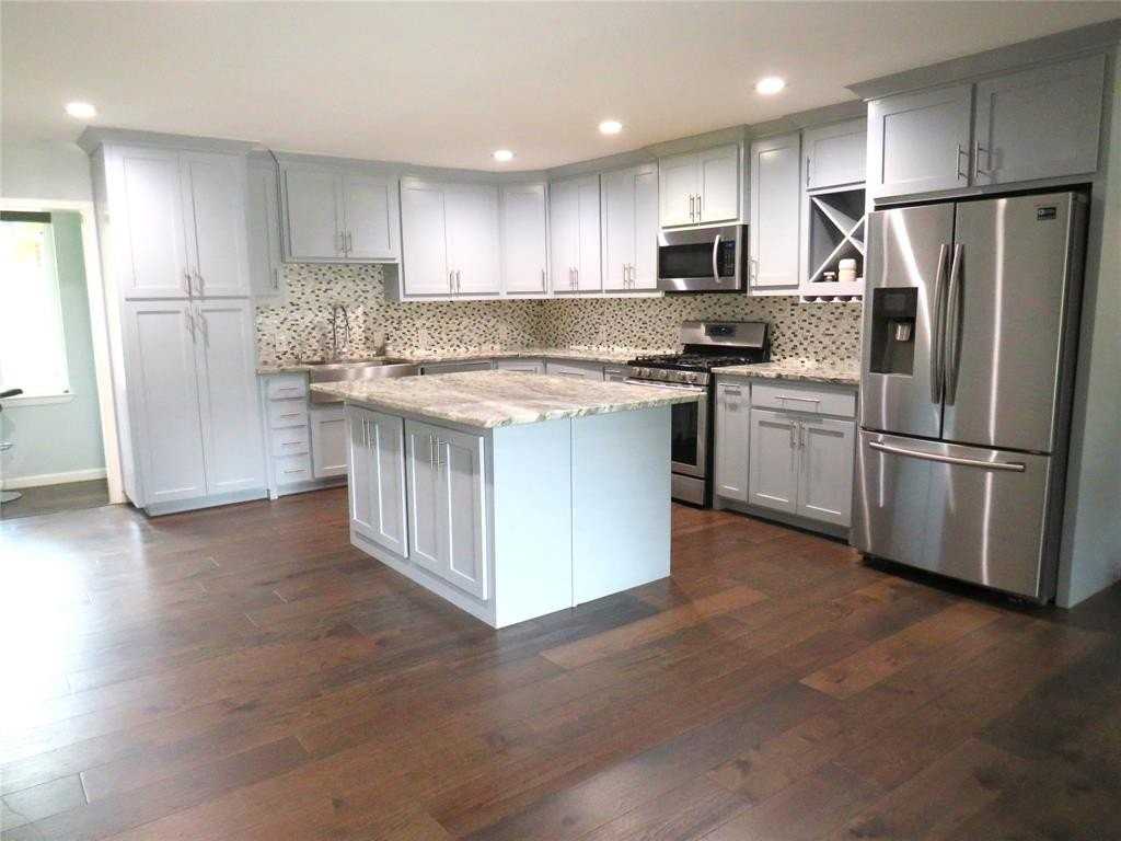 1026 Thomas St - Photo 5 of 26