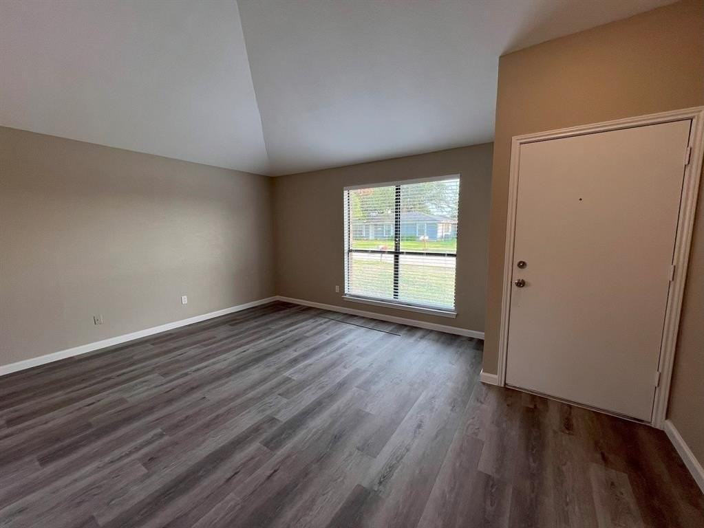 1741 Clarendon Dr - Photo 3 of 25