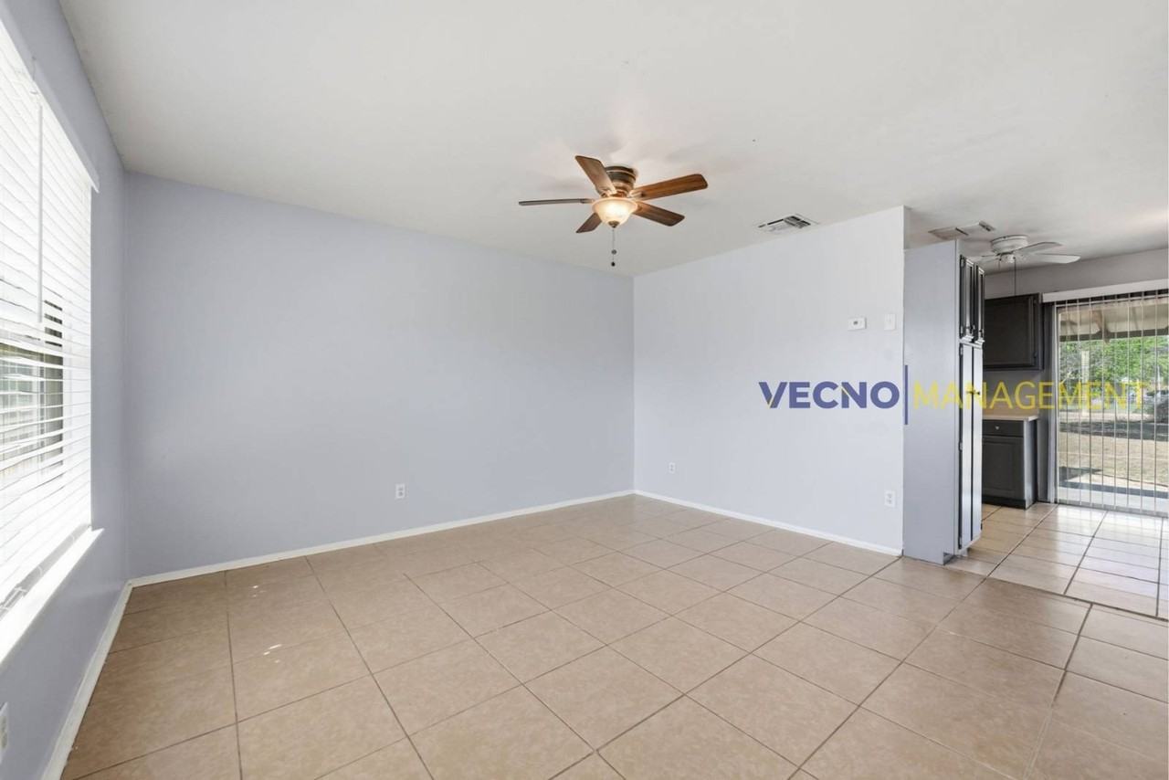 701 Aviation Ave - Photo 2 of 16