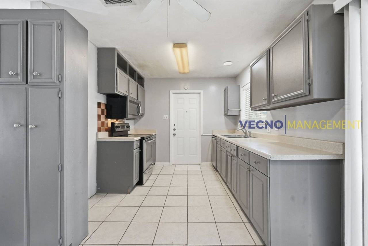 701 Aviation Ave - Photo 6 of 16