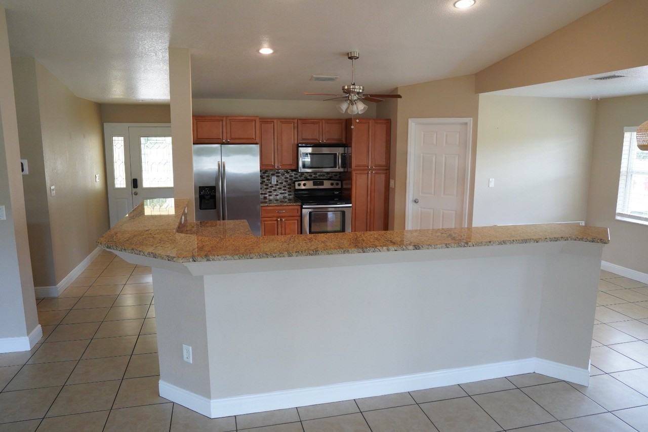 2808 Boulder Ct - Photo 2 of 12