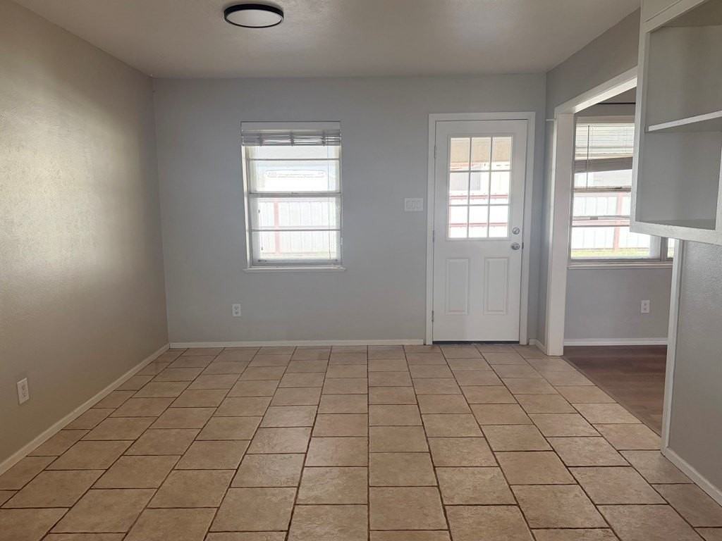 2106 Northrup Dr - Photo 4 of 10