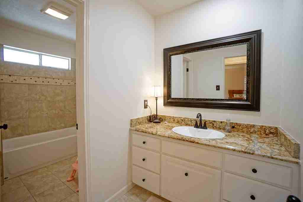 5504 Kingston Dr - Photo 3 of 37