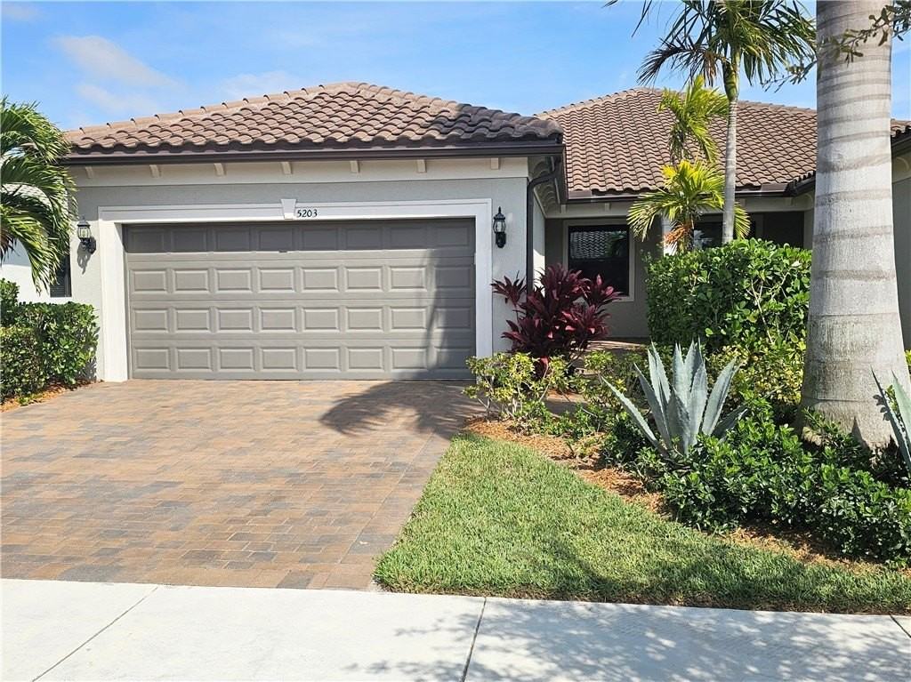 5203 Unity Sq - Photo 5 of 36