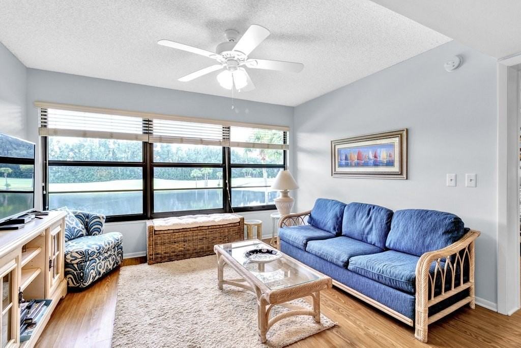 18 Plantation Dr Apt 206 - Photo 4 of 36