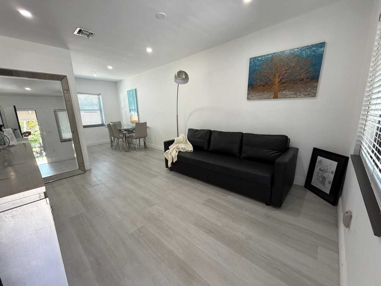 801 Ne 19th Ave Unit B - Photo 2 of 9