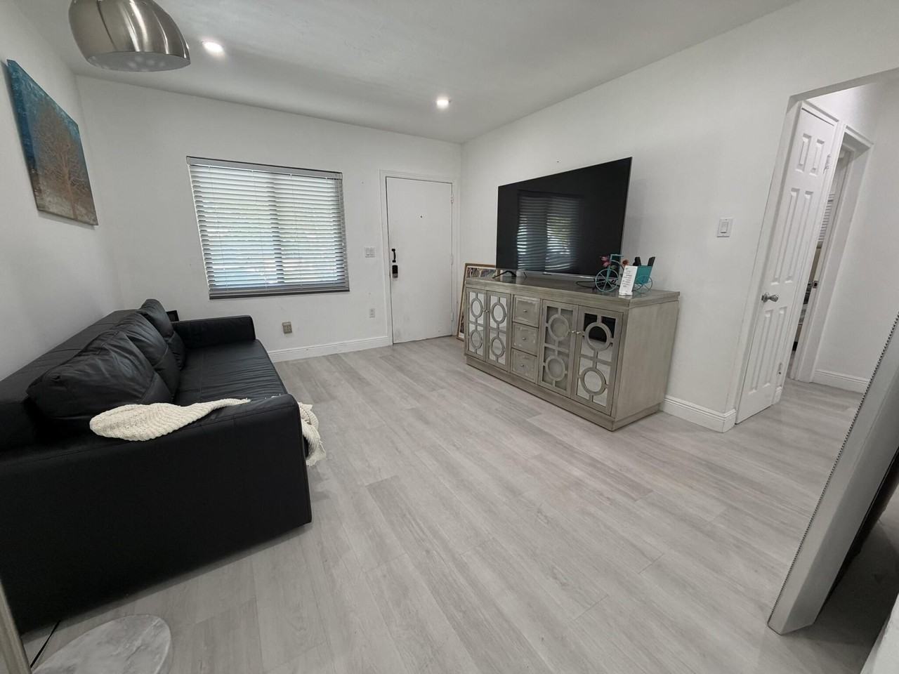 801 Ne 19th Ave Unit B - Photo 3 of 9