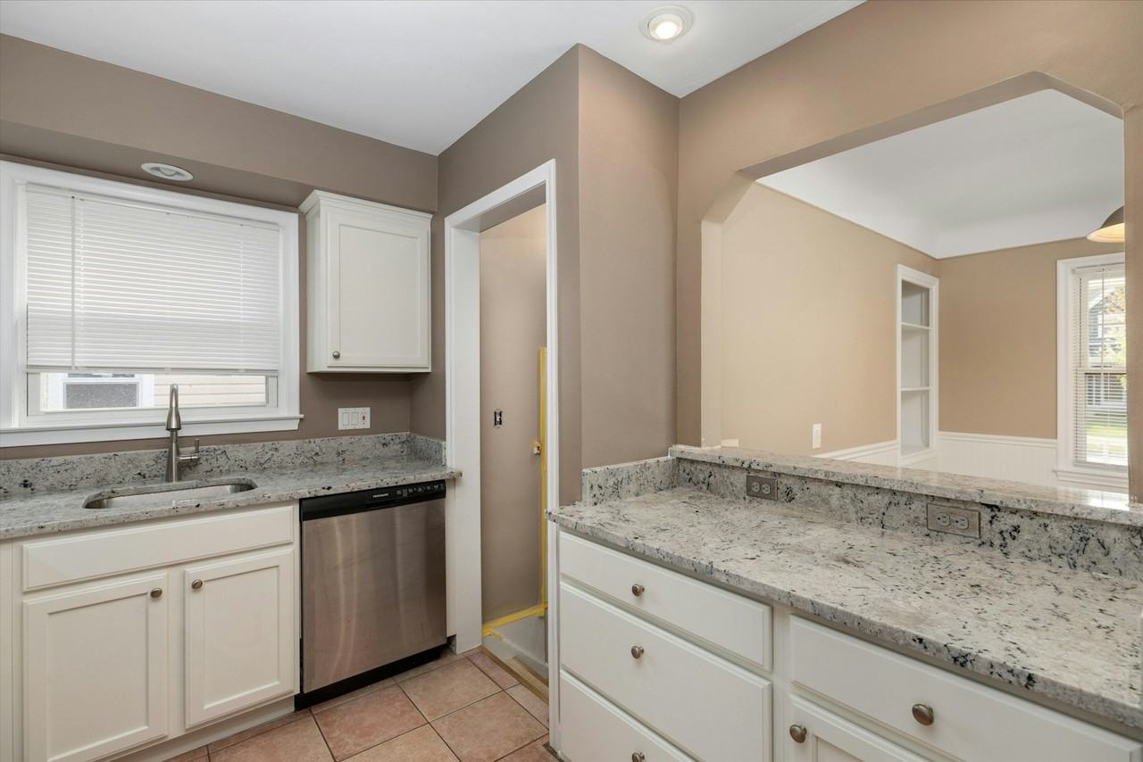 1910 Fern Street - Photo 4 of 28