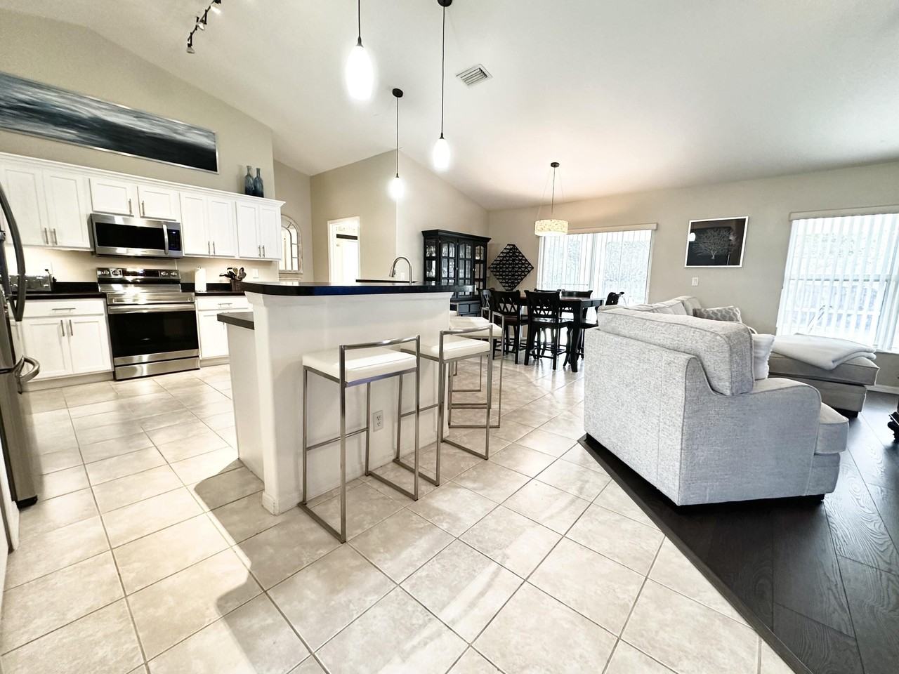 174 Sw Sea Lion Rd - Photo 4 of 19