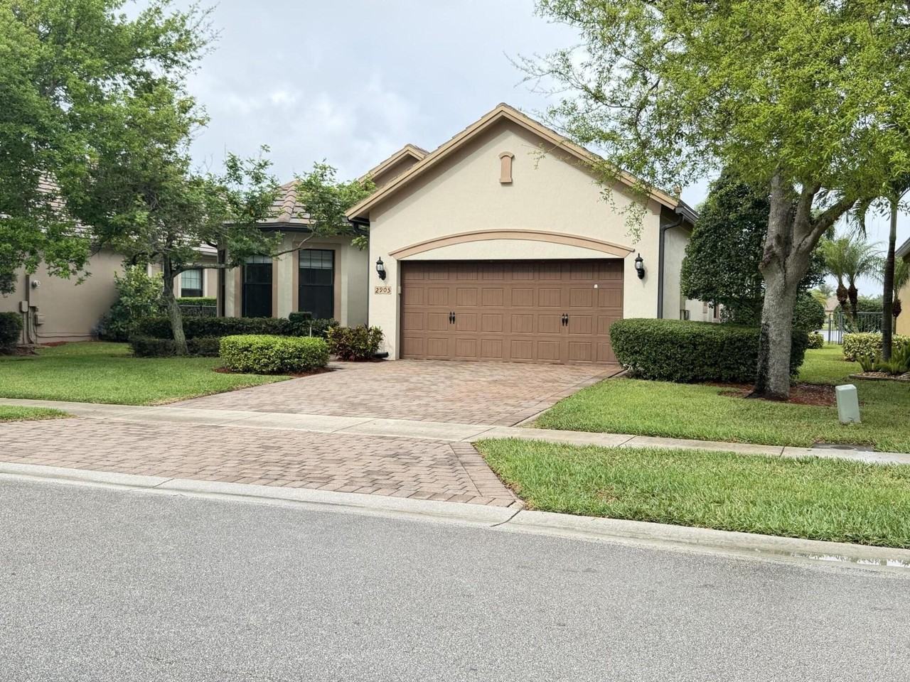 2905 Siena Cir - Photo 2 of 35