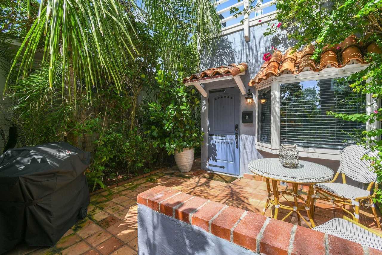 605 N Lakeside Dr - Photo 2 of 32