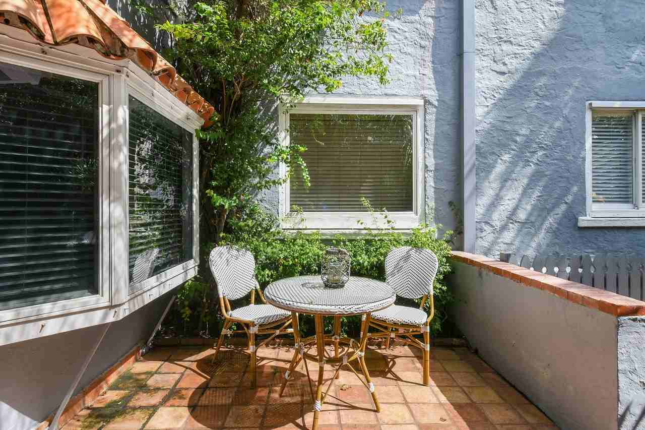 605 N Lakeside Dr - Photo 3 of 32